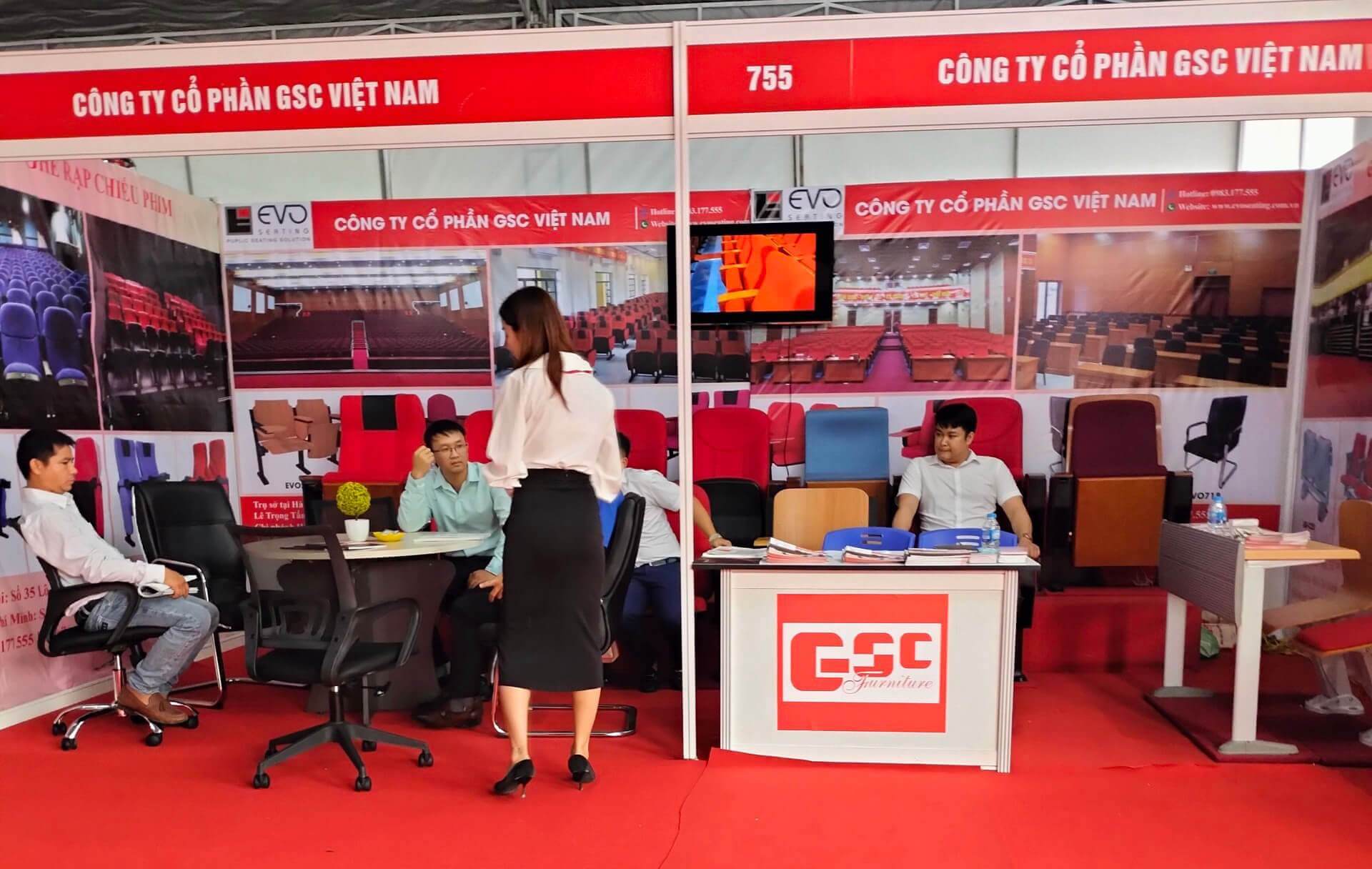 Nhân viên chăm sóc khách hàng của GSC Việt Nam tư vấn cho khách hàng
