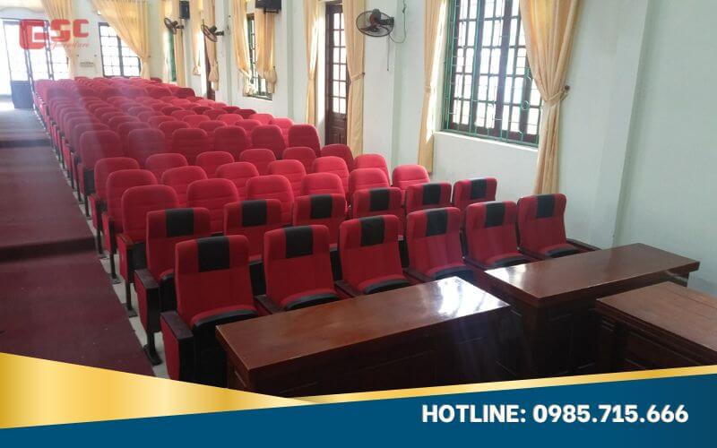 Tong-quat-hoi-truong-ruc-ro-mau-do