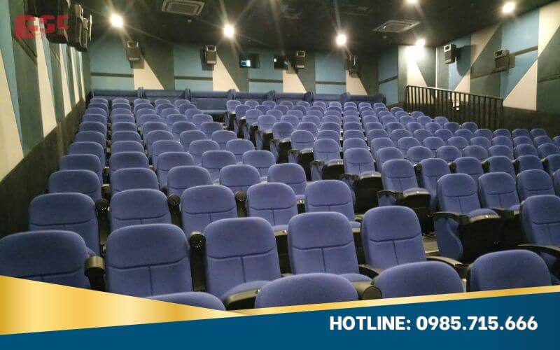 Các hàng ghế được sắp xếp theo kiểu bậc thang