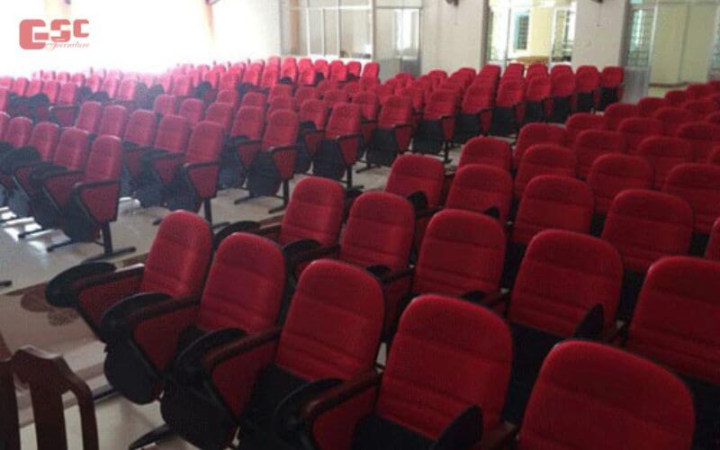 Hội trường sử dụng 300 ghế hội trường có bàn viết