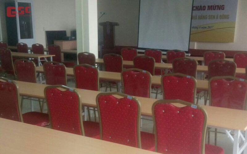 Ngoài ghế ngồi, hội trường còn lắp đặt thêm bàn hội trường