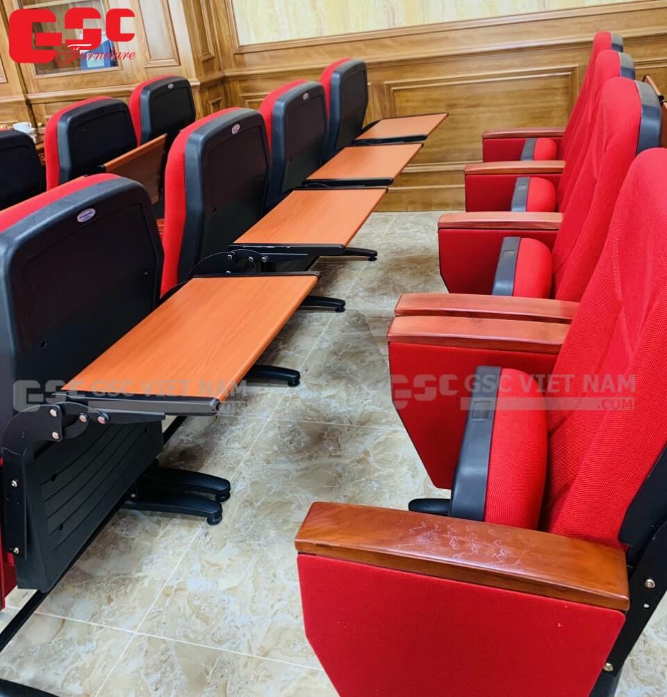 Ghế hội trường có bàn viết sau lưng EVO Seating được nhiều khách hàng lựa chọn