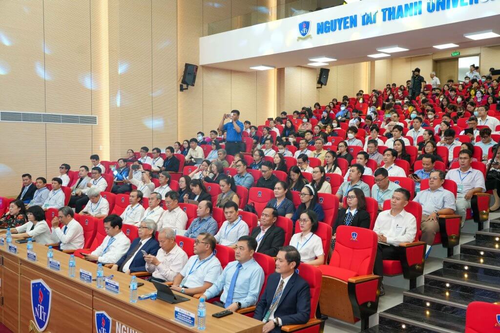 hoi truong dai hoc nguyen tat thanh tphcm 3